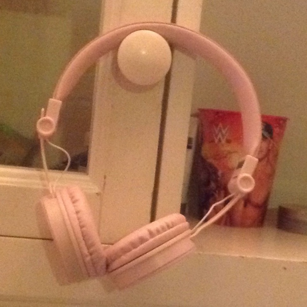💕Baby pink head phones that don't work💕